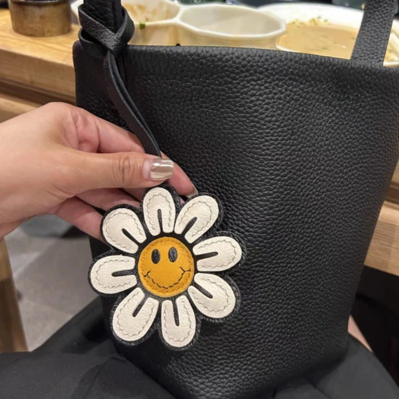 Phone Accessories Ideas - พวงกุญแจดอกทานตะวัน 1 ชิ้น ดีไซน์หน้ายิ้ม วัสดุหนังเทียม ของตกแต่งรถยนต์